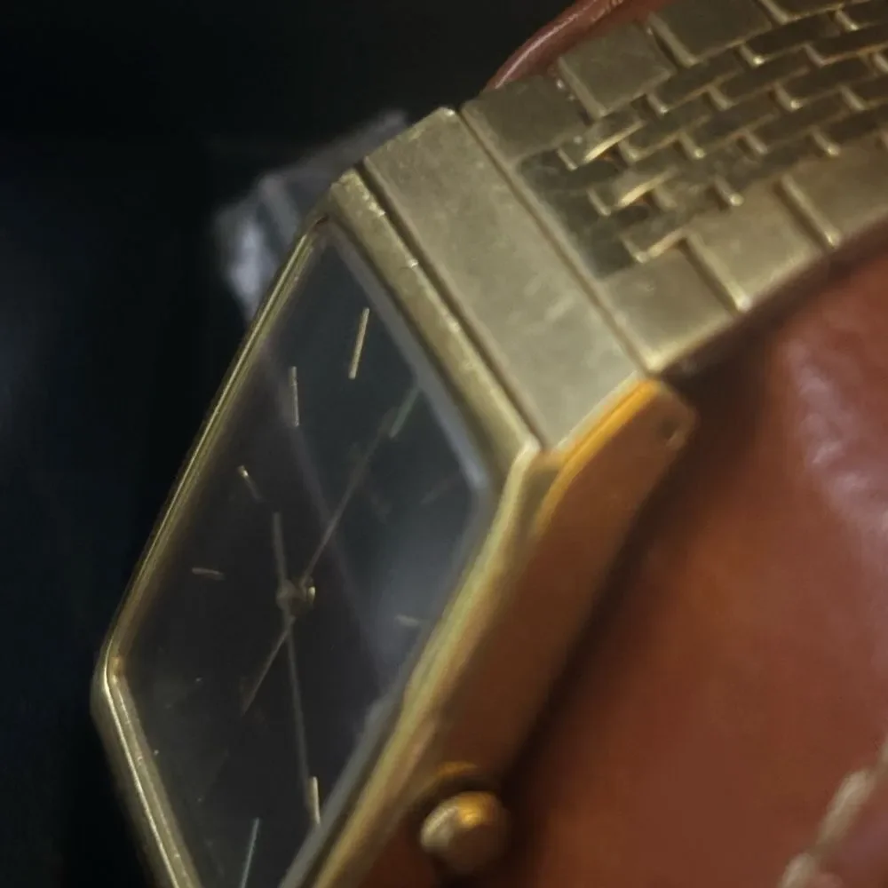 Vintage Pulsar By Seiko Gold Tone Date Watch with a sleek Black Dial